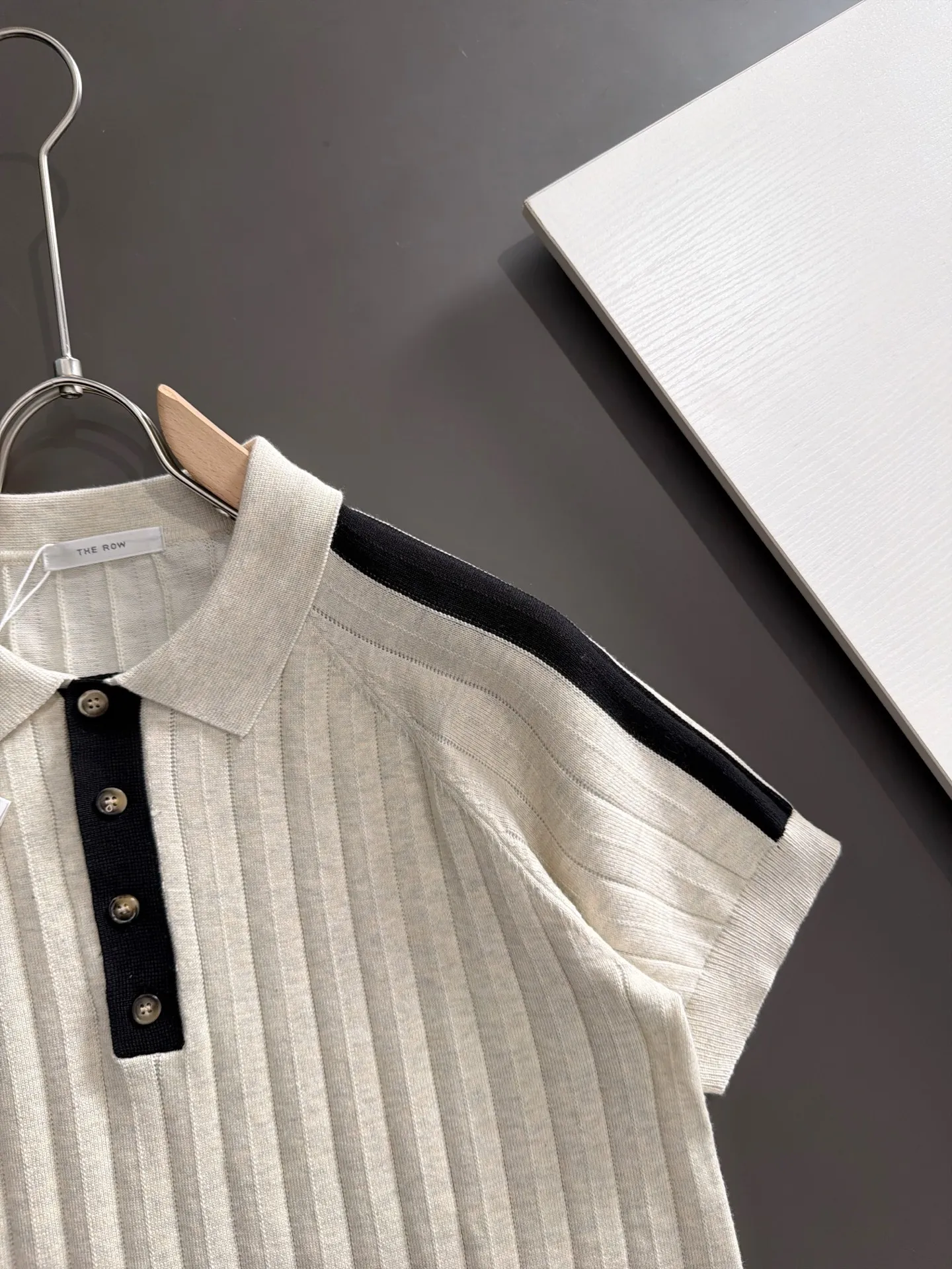 Shipping next day TR high quality - The Row 26ss New Arrival men's short-sleeved T-shirt. Like LP and BC, it belongs to the same old-money style top-notch light luxury brand. The New Arrival Original men's casual short-sleeved shirt is made of combed cotton yarn knitted imitation cotton fabric. Exclusive Premium custom-controlled raw materials. 14-needle precision knitting. The iconic waffle soul is woven. The three-dimensional texture flows with subtle light and shadow. Viewed from a distance, it is introverted. It shows when you touch it closely. It feels substantial when weighed. The upper body is also more textured than ordinary T-shirts. Fashionable Versatile Hot Sale. It is skin-friendly and comfortable to wear. Premium boutique. The upper body is made of Factory's fine workmanship. A must-have item for men. Complete with three standards. Sizes M-3XL